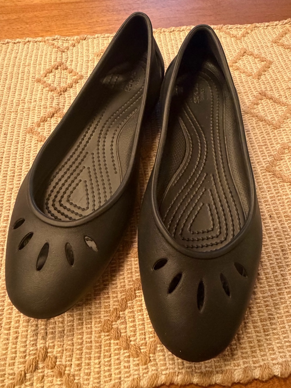 Crocs Kelli Ballet Flats in black size 9